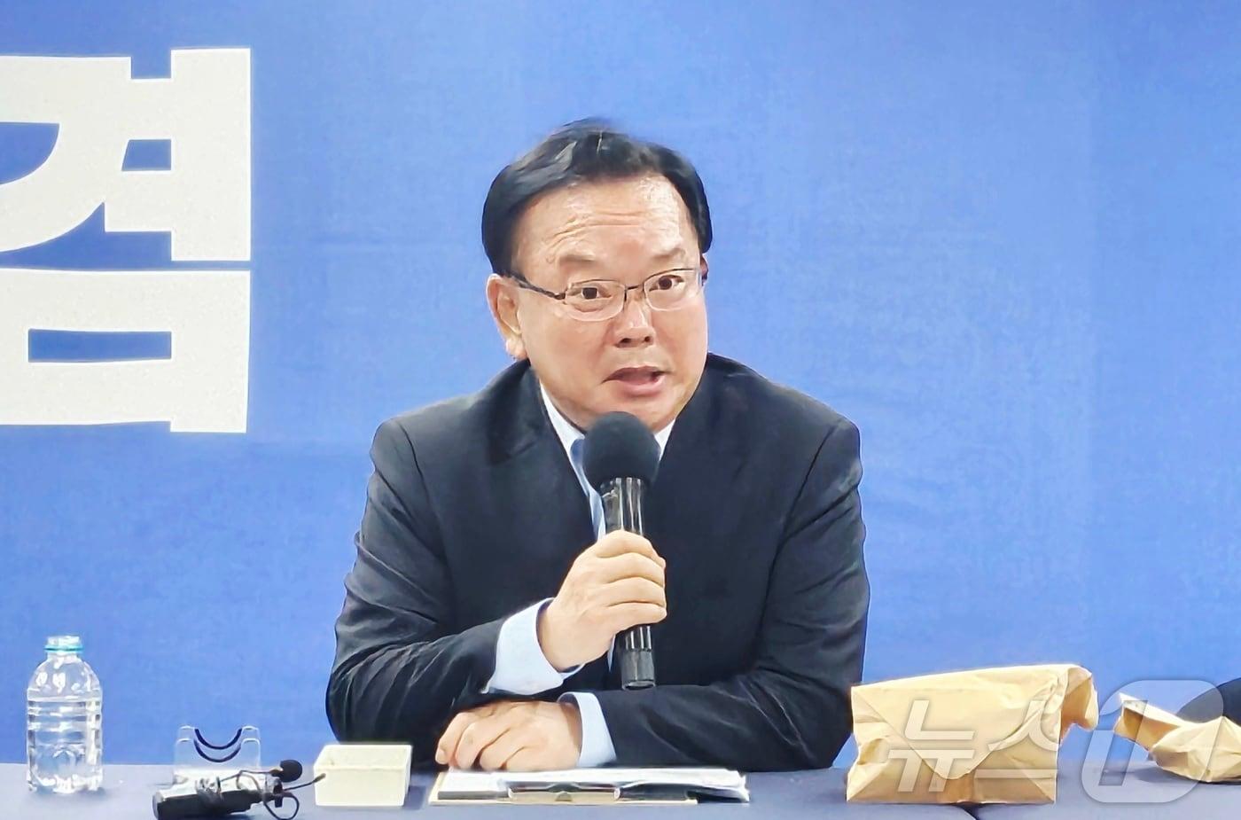 본문 이미지 - 김부겸 더불어민주당 대구시장 예비후보가 11일 오후 대구 달서구 두류동 자신의 선거사무소에서 열린 '브라운백 미팅 -달구벌 정담'에서 발언하고 있다. 2026.5.11 ⓒ 뉴스1 남승렬 기자