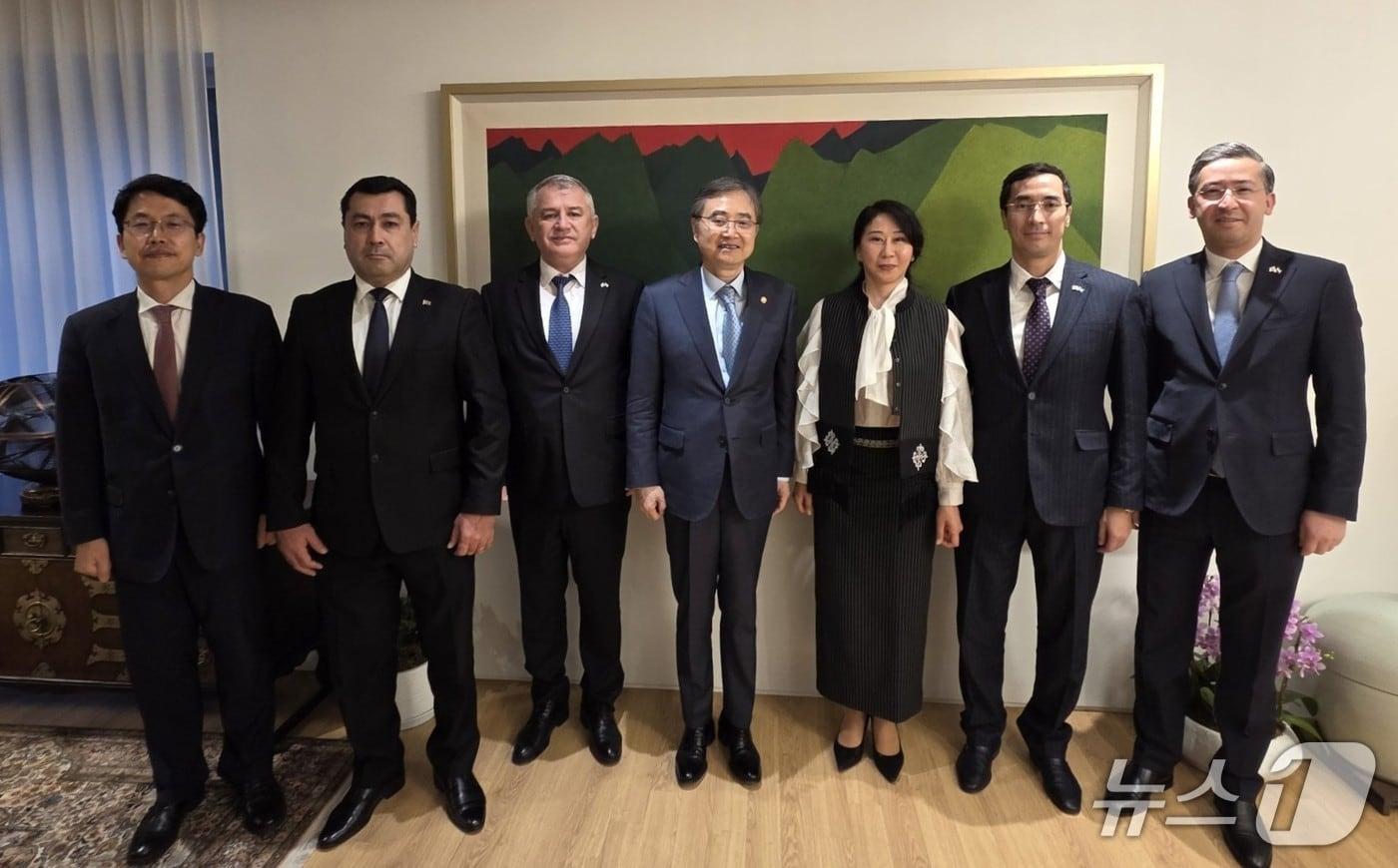 본문 이미지 -  조현 외교부 장관이 11일 서울 장관 공관에서 주한 중앙아시아 5개국 대사단과 만찬 간담회를 갖고 오는 9월 개최 예정인 '2026년 제1차 한·중앙아시아 정상회의' 협력 방안을 논의하고 있다. 2026.05.11. (외교부 제공)