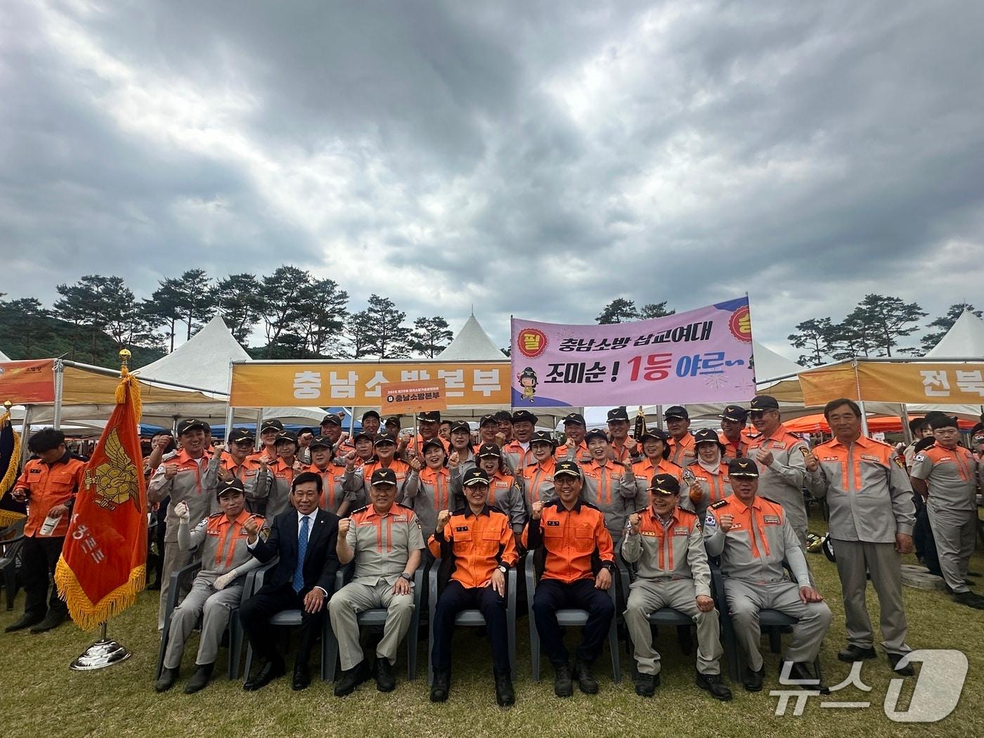 본문 이미지 - 충남소방본부 의용소방대 선수단이 11일 중앙소방학교에서 열린 제39회 전국의용소방대 소방기술경연대회에서 우승을 차지한 뒤 기념촬영을 하고 있다. (충남소방본부 제공, 재판매 및 DB금지) / 뉴스1 