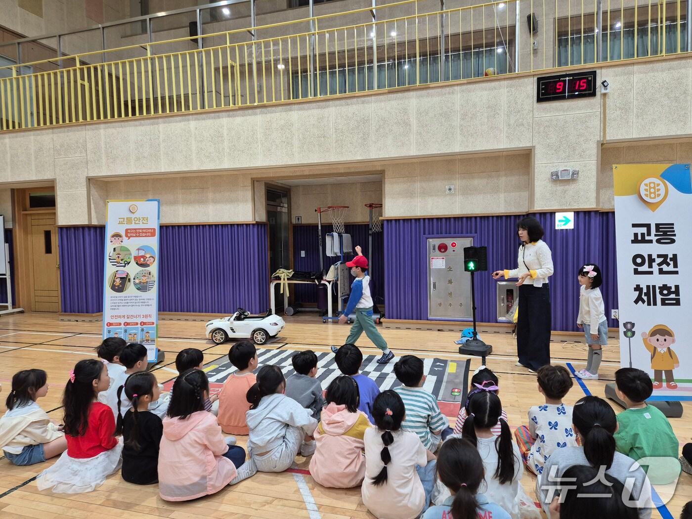본문 이미지 - 지난 6일 위례푸른초등학교에서 열린 '성남시 어린이 안전체험캠프'에서 학생들이 교통안전 체험교육에 참여하고 있다.(성남시 제공. 재판매 및 DB금지)/뉴스1