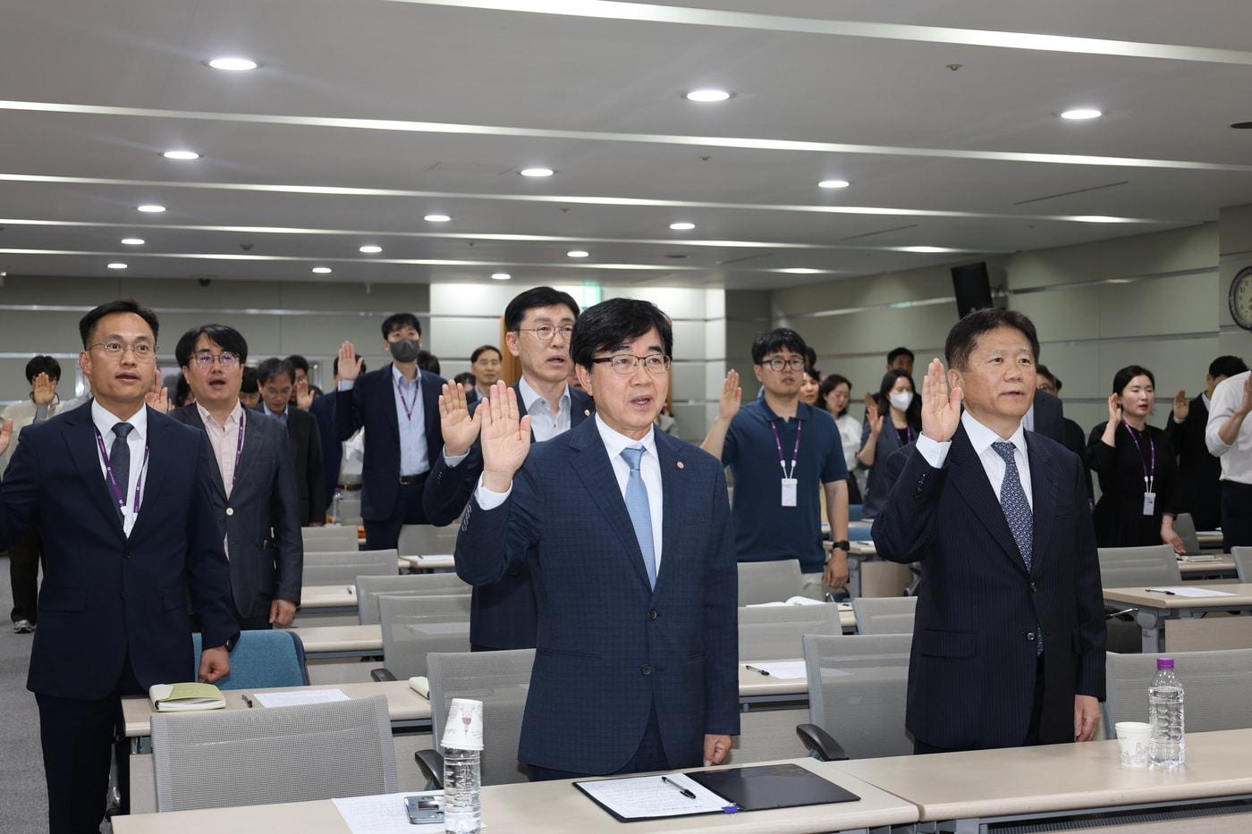 본문 이미지 -  청렴 선언문을 낭독하고 있는 소진공 임직원들과 인태연 이사장(가운데) (소진공 제공)