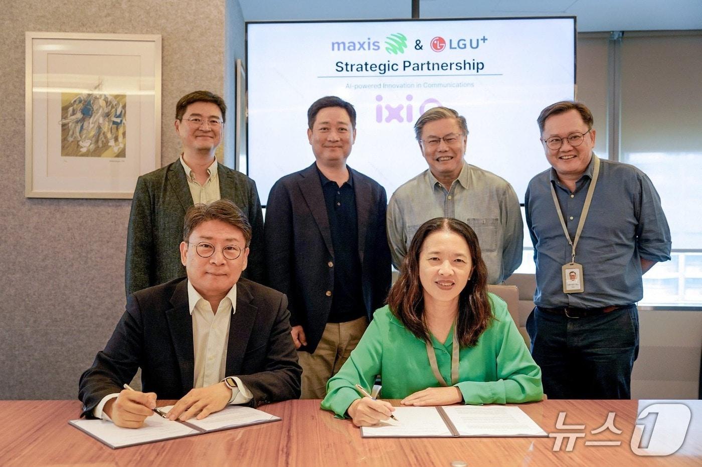 본문 이미지 - 홍범식 LG유플러스 대표(뒷줄 왼쪽에서 두 번째)와 맥시스 고 쇼 엥(Goh Seow Eng) CEO(뒷줄 왼쪽에서 세 번째)를 비롯한 양사 주요 경영진이 말레이시아 현지에서 진행된 협약식에서 기념촬영을 하는 모습. (LG유플러스 제공)
