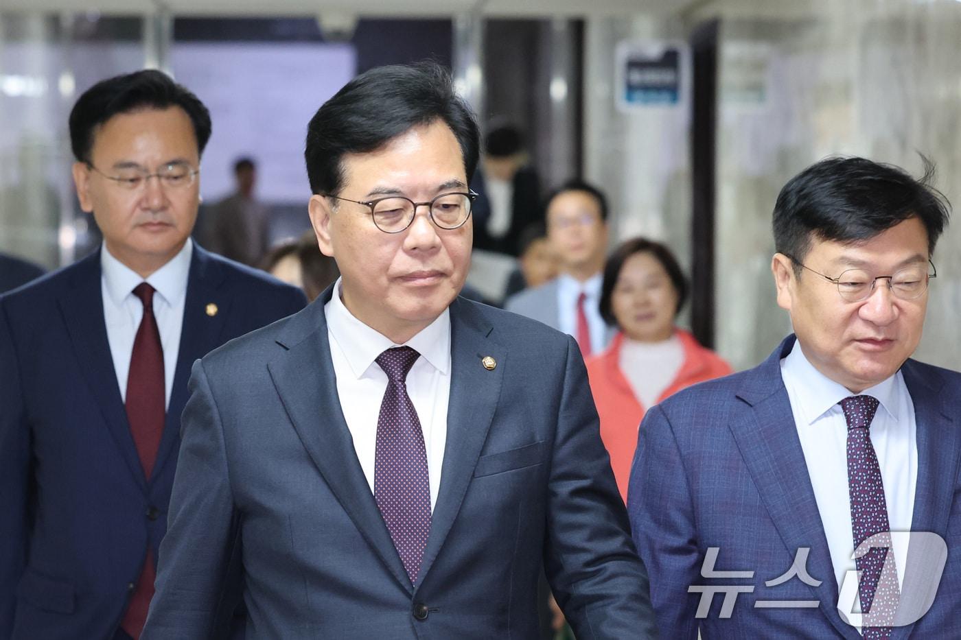 본문 이미지 - 송언석 국민의힘 원내대표가 12일 서울 여의도 국회에서 열린 원내대책회의에 참석하고 있다. 2026.5.12 ⓒ 뉴스1 신웅수 기자