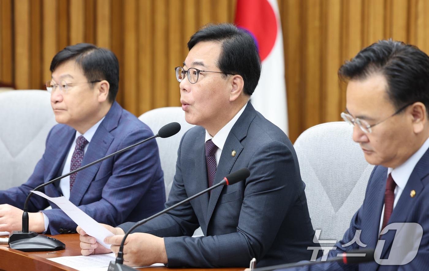 본문 이미지 - 송언석 국민의힘 원내대표가 12일 서울 여의도 국회에서 열린 원내대책회의에서 발언하고 있다. 2026.5.12 ⓒ 뉴스1 신웅수 기자