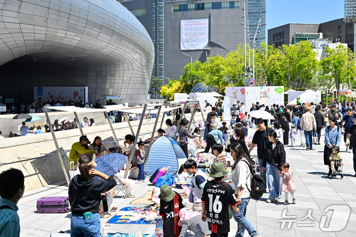 본문 이미지 - 어린이 장난감 사장님 행사 모습.(서울디자인재단 제공)