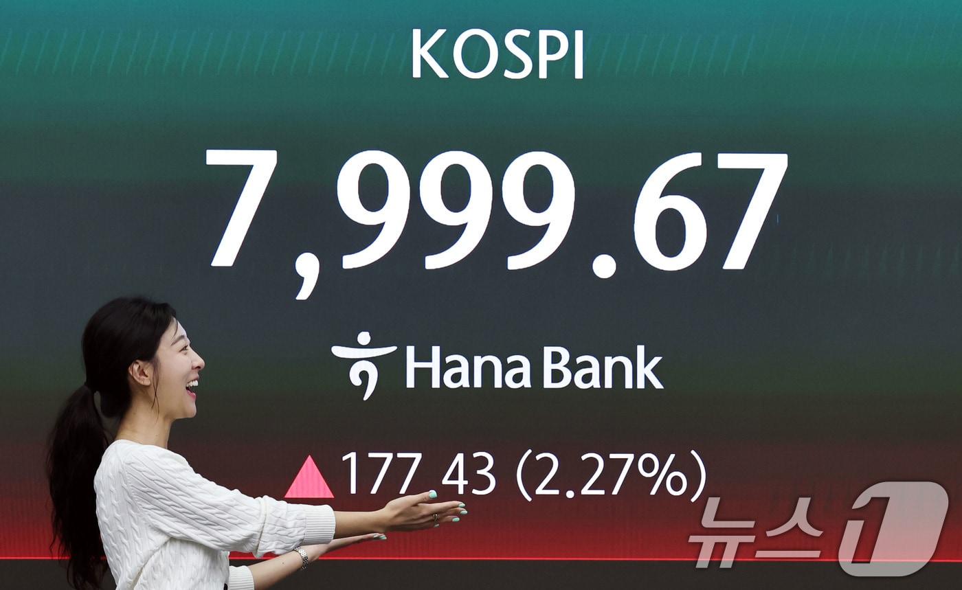 본문 이미지 - 12일 오전 서울 중구 하나은행 본점 딜링룸 전광판에 코스피 지수가 상승세를 보이고 있다. 2026.5.12 ⓒ 뉴스1 구윤성 기자