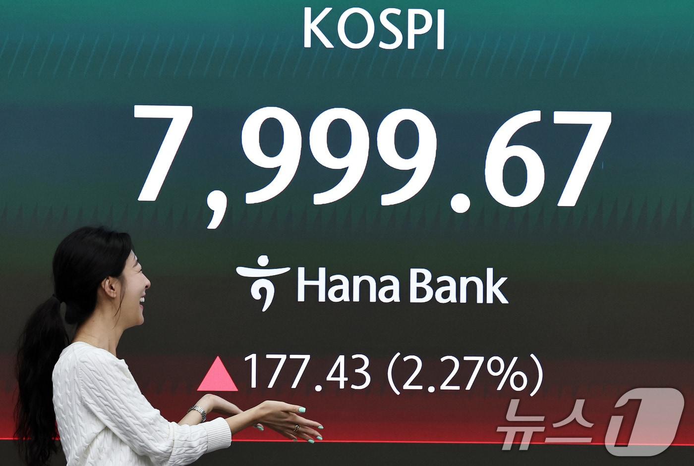 본문 이미지 - 12일 오전 서울 중구 하나은행 본점 딜링룸 전광판에 코스피 지수가 상승세를 보이고 있다. 2026.5.12 ⓒ 뉴스1 구윤성 기자