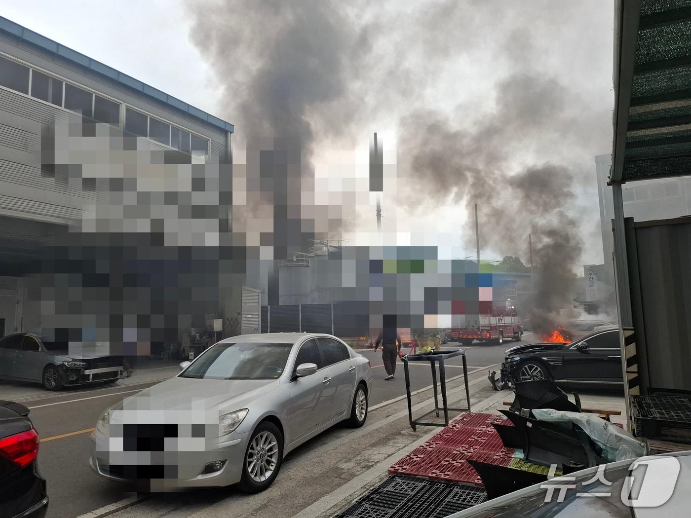 본문 이미지 - 12일 오전 8시 14분쯤 창원시 마산회원구 내서읍 중리의 한 공장에서 불이 났다 사진은 화재 현장 모습.(창원소방본부 제공. 재판매 및 DB금지)