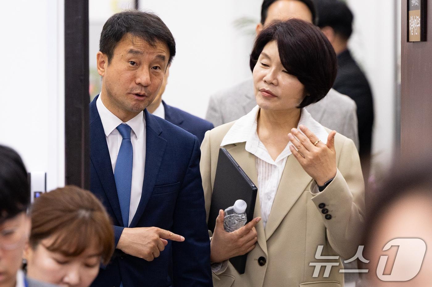 본문 이미지 - 한병도 더불어민주당 원내대표와 한정애 정책위의장을 비롯한 원내지도부가 12일 서울 여의도 국회에서 열린 원내대책회의에 참석하고 있다. 2026.5.12 ⓒ 뉴스1 유승관 기자