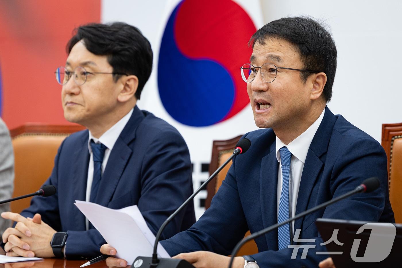본문 이미지 - 한병도 더불어민주당 원내대표가 12일 서울 여의도 국회에서 열린 원내대책회의에서 모두 발언을 하고 있다. 2026.5.12 ⓒ 뉴스1 유승관 기자