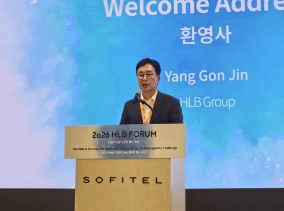 본문 이미지 - 진양곤 HLB그룹 의장이 12일 소피텔 앰배서더 서울에서 열린 2026 HLB 포럼에서 발표하고 있다. (HLB 제공) 