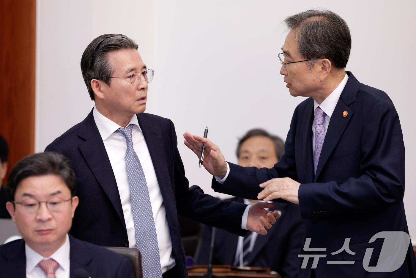 본문 이미지 - 조현 외교부 장관과 김용범 정책실장이 12일 청와대에서 열린 비상경제점검회의 겸 국무회의에 앞서 대화하고 있다. (청와대통신사진기자단) 2026.5.12 ⓒ 뉴스1 허경 기자