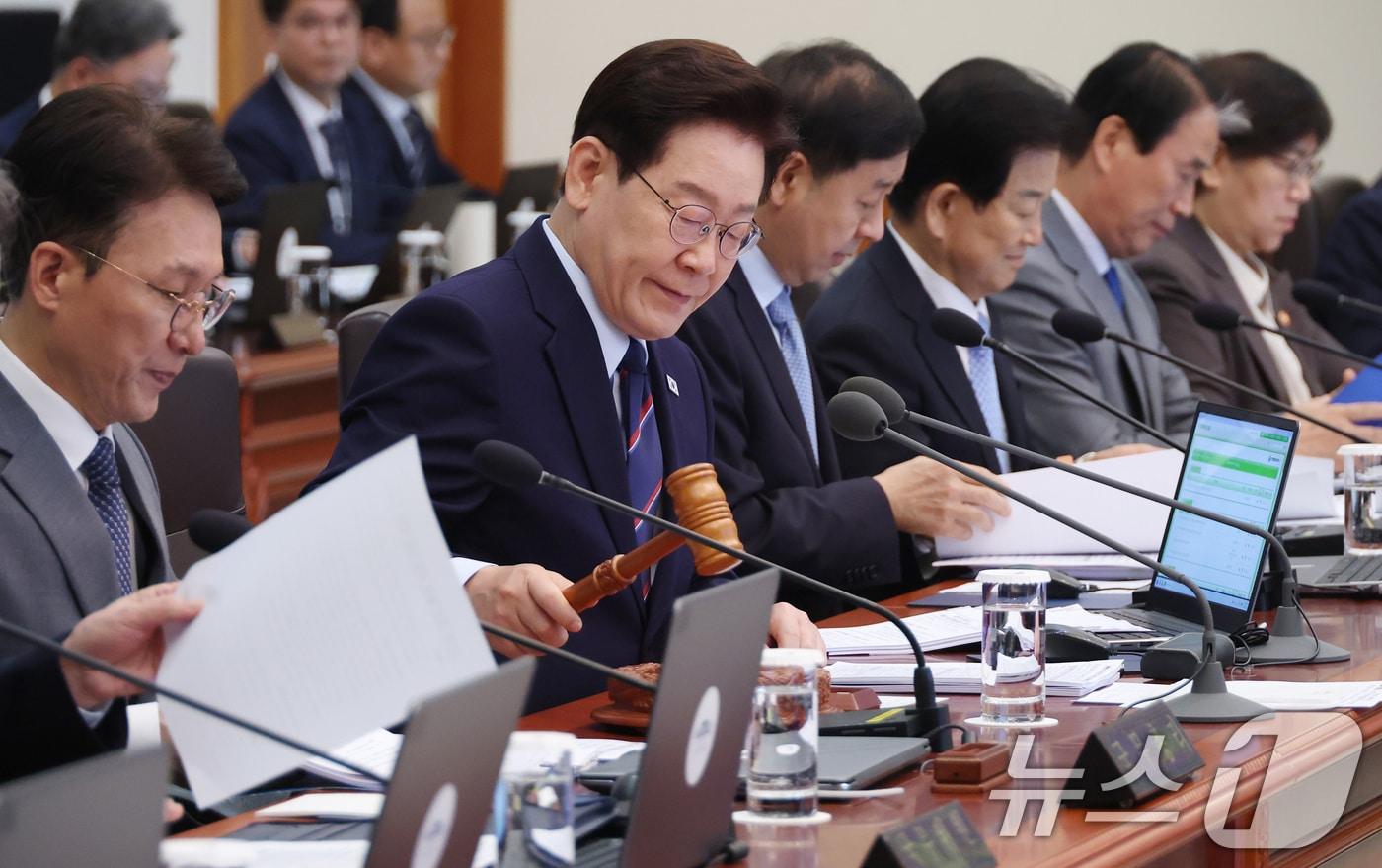 본문 이미지 - 이재명 대통령이 12일 청와대에서 열린 제21회 국무회의 겸 제8차 비상경제점검회의에서 의사봉을 두드리고 있다. (청와대통신사진기자단) 2026.5.12 ⓒ 뉴스1 이재명 기자