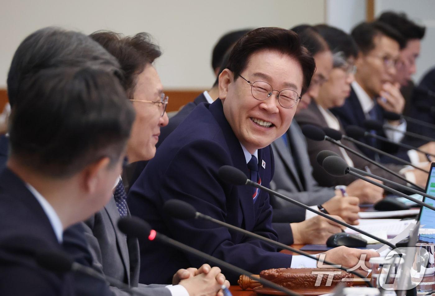본문 이미지 - 이재명 대통령이 12일 청와대에서 열린 제21회 국무회의 겸 제8차 비상경제점검회의에서 윤호중 행정안전부 장관의 발언을 들으며 미소 짓고 있다. (청와대통신사진기자단) 2026.5.12 ⓒ 뉴스1 이재명 기자