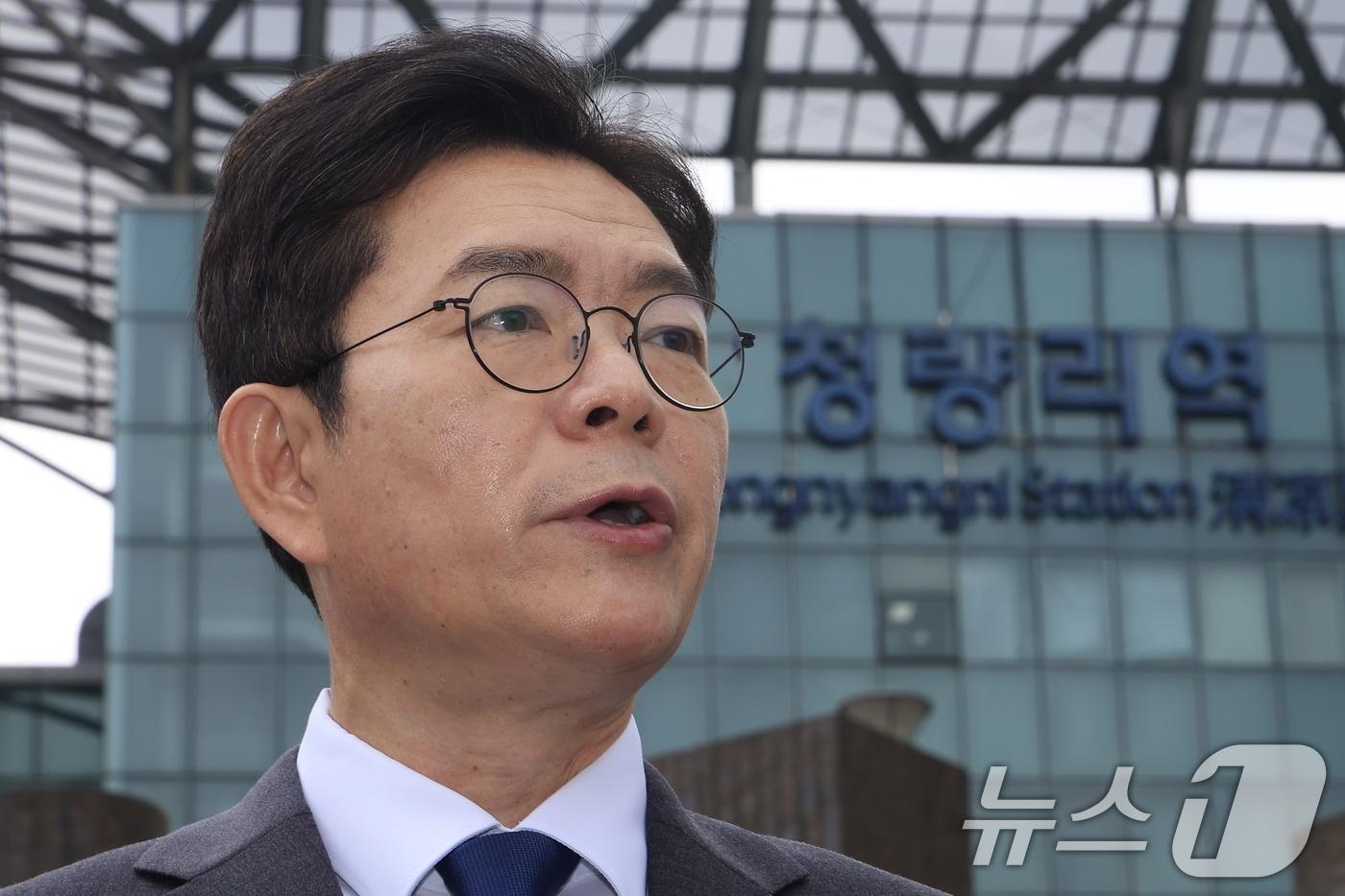 본문 이미지 - 정원오 더불어민주당 서울시장 후보가 12일 오전 서울 동대문구 청량리역 광장에서 "서울 공간 대전환＂ G2 공약을 발표하고 있다. 2026.5.12 ⓒ 뉴스1 박정호 기자