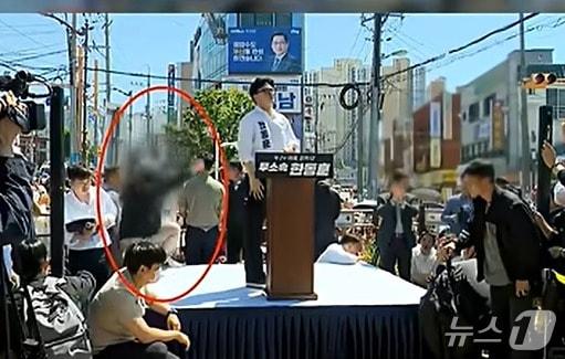 본문 이미지 - 지난 9일  부산 북구 구포시장 인근 쌈지공원에서 열린 한동훈 후보 출마 기자회견 모습을 담으려던 방송사 카메라 기자가 뒷걸음치다 떨어지는 장면. (유튜브 갈무리) ⓒ 뉴스1
