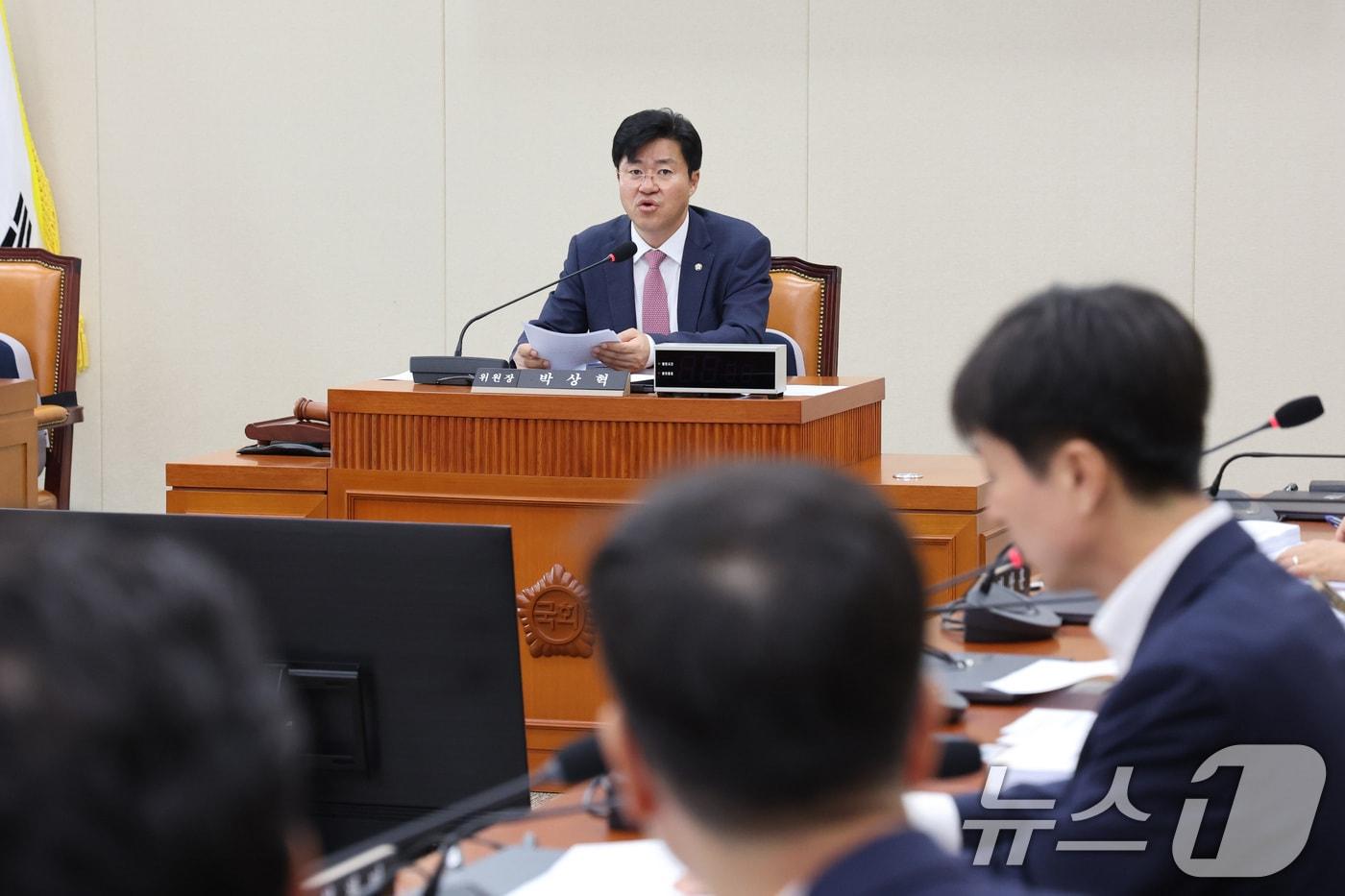 본문 이미지 - 박상혁 소위원장이 12일 서울 여의도 국회에서 열린 정무위원회 법안심사제1소위원회를 주재하고 있다. 2026.5.12 ⓒ 뉴스1 신웅수 기자