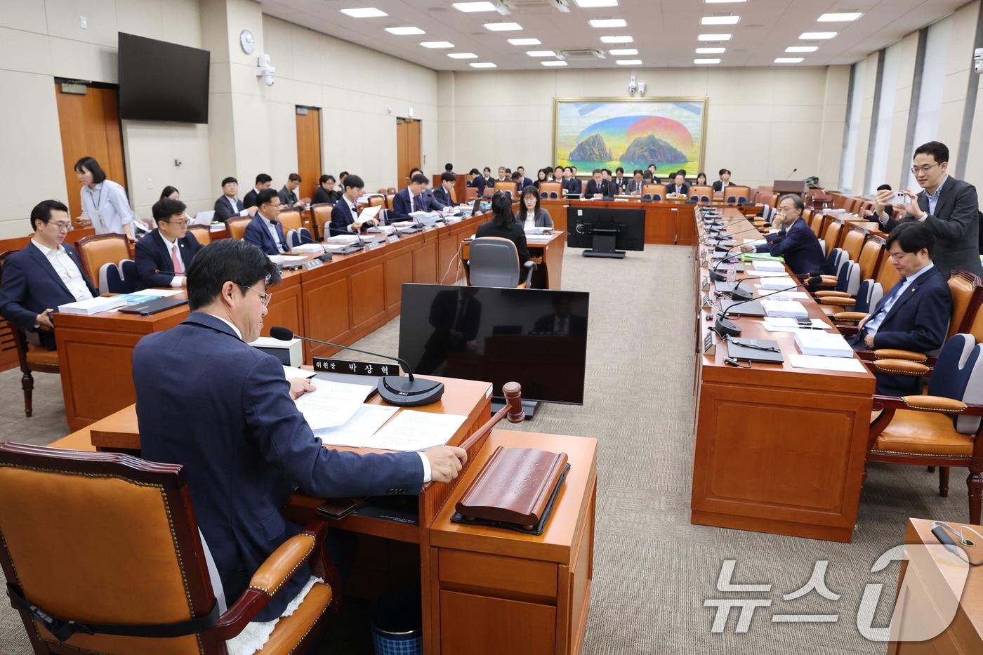 본문 이미지 - 박상혁 소위원장이 12일 서울 여의도 국회에서 열린 정무위원회 법안심사제1소위원회에서 의사봉을 두드리고 있다. 2026.5.12 ⓒ 뉴스1 신웅수 기자