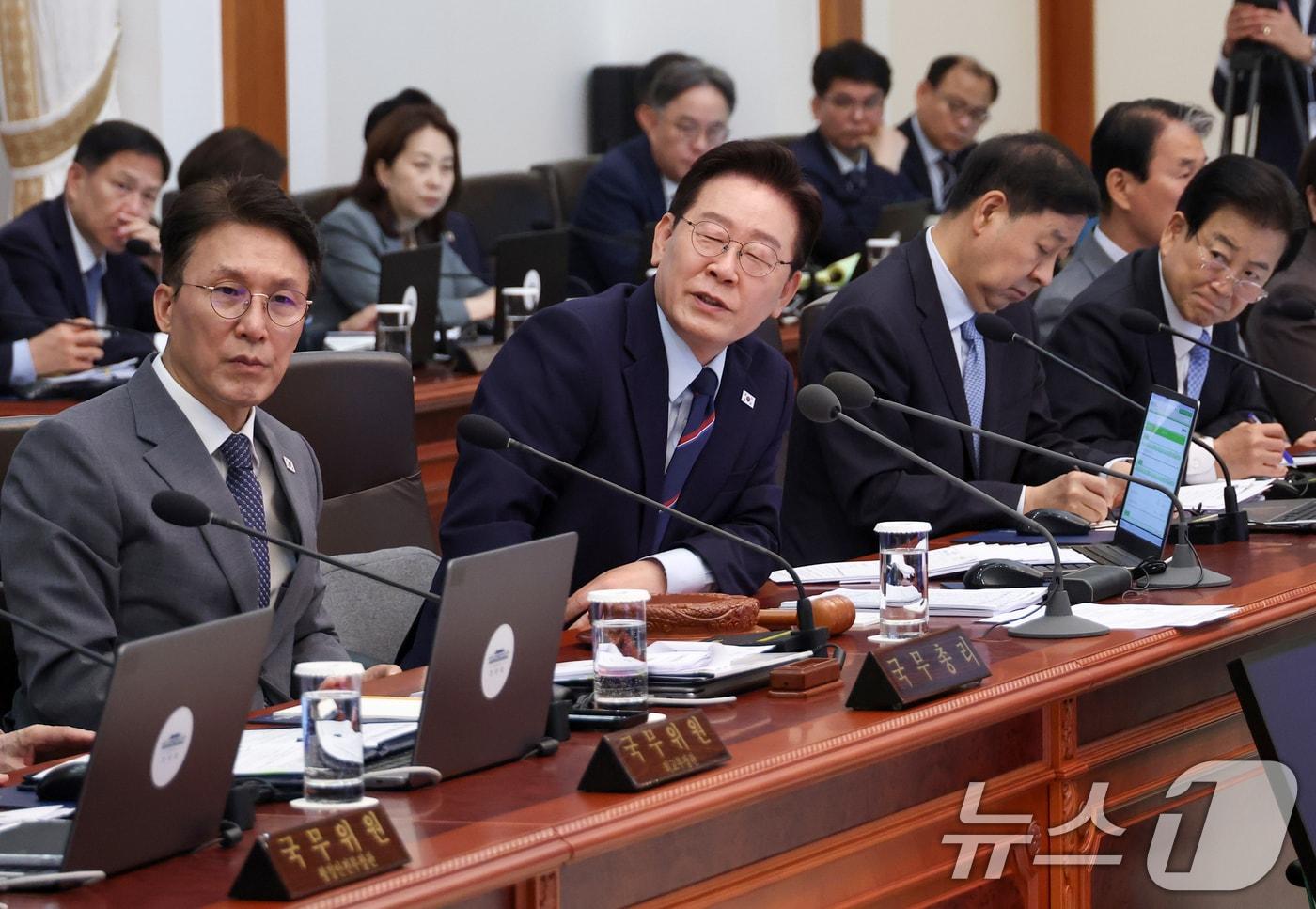 본문 이미지 - 이재명 대통령이 12일 청와대에서 열린 제21회 국무회의 겸 제8차 비상경제점검회의에서 발언을 하고 있다. (청와대통신사진기자단) 2026.5.12 ⓒ 뉴스1 이재명 기자
