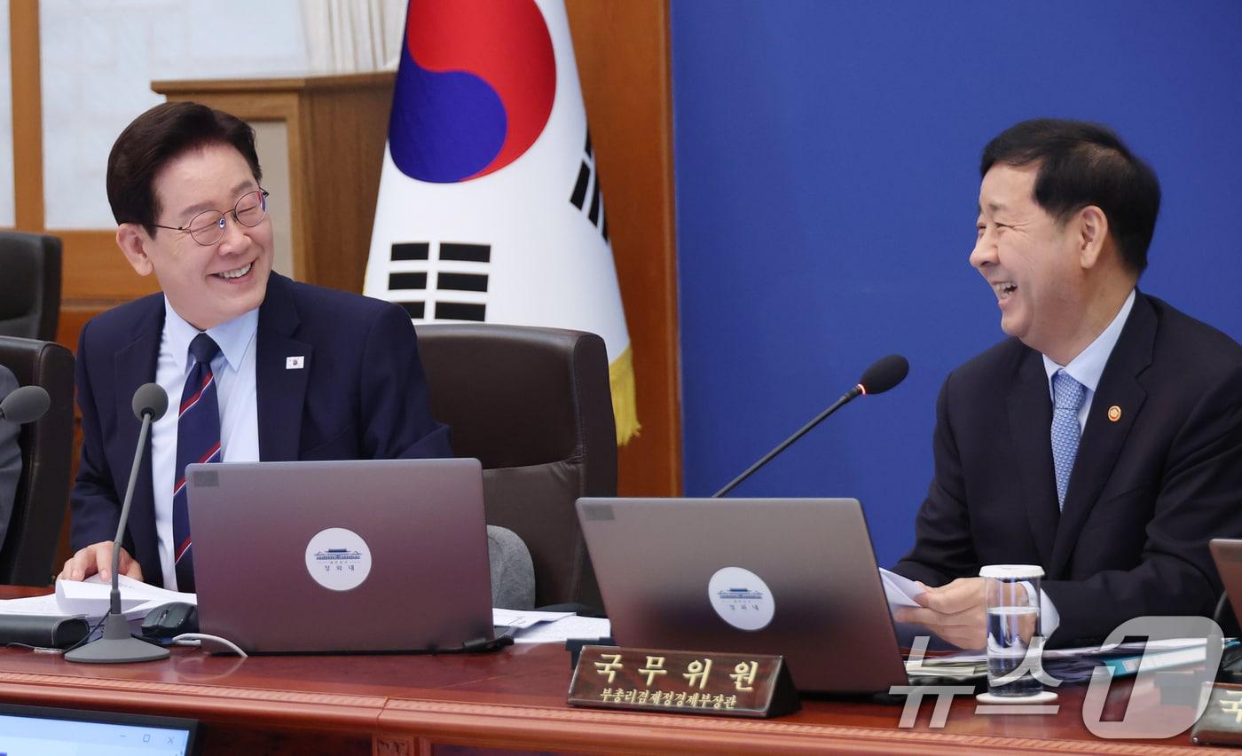 본문 이미지 - 이재명 대통령이 12일 청와대에서 열린 제21회 국무회의 겸 제8차 비상경제점검회의에서 구윤철 부총리 겸 재정경제부 장관을 향해 발언하고 있다. (청와대통신사진기자단) 2026.5.12 ⓒ 뉴스1 이재명 기자