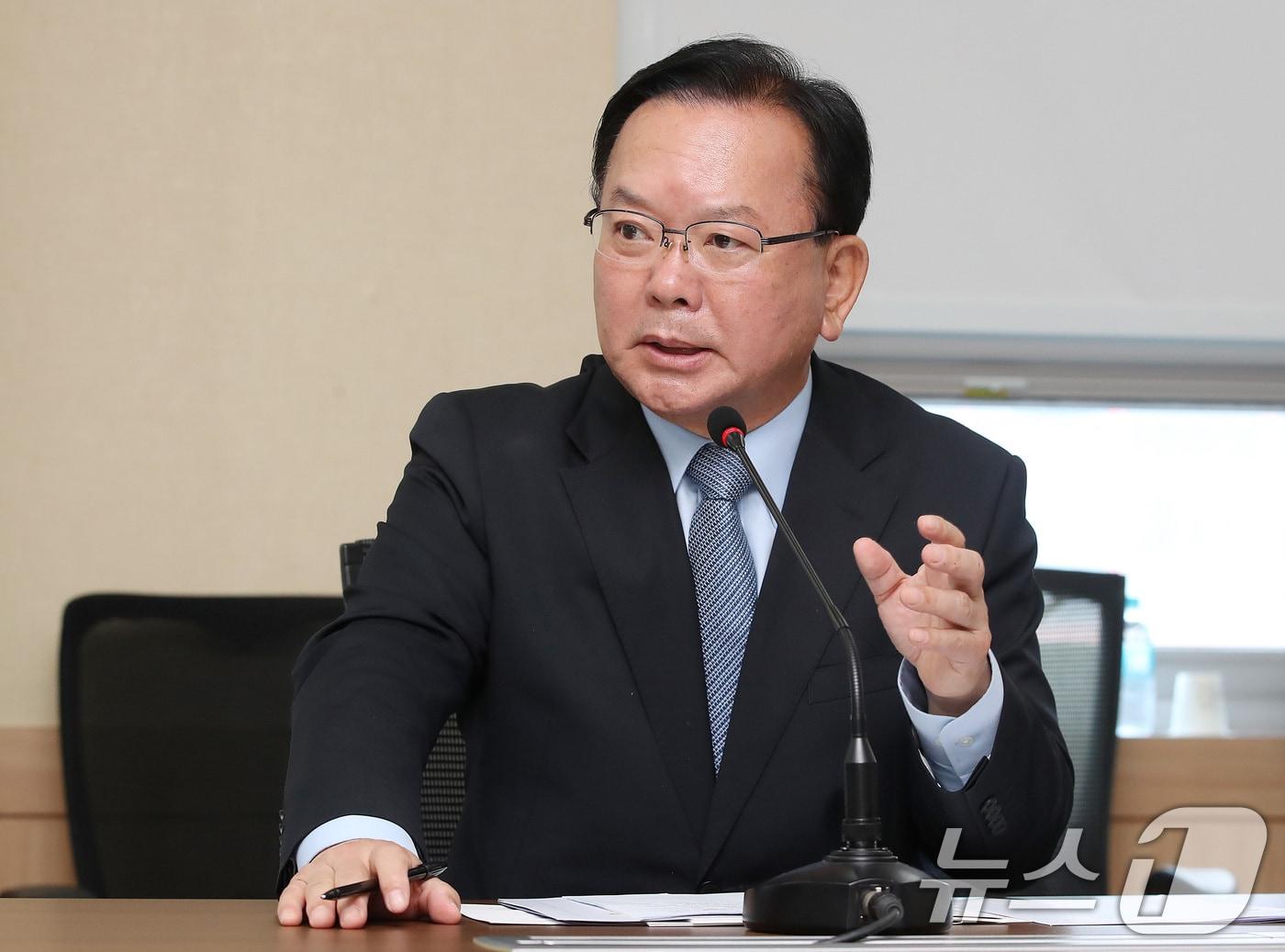 본문 이미지 - 김부겸 더불어민주당 대구시장 후보가 12일 오전 대구 달성군 다사읍 대구경북기계협동조합에서 열린 '대구경북 기계산업 활성화를 위한 간담회'에 참석해 모두발언을 하고 있다. 2026.5.12 ⓒ 뉴스1 공정식 기자
