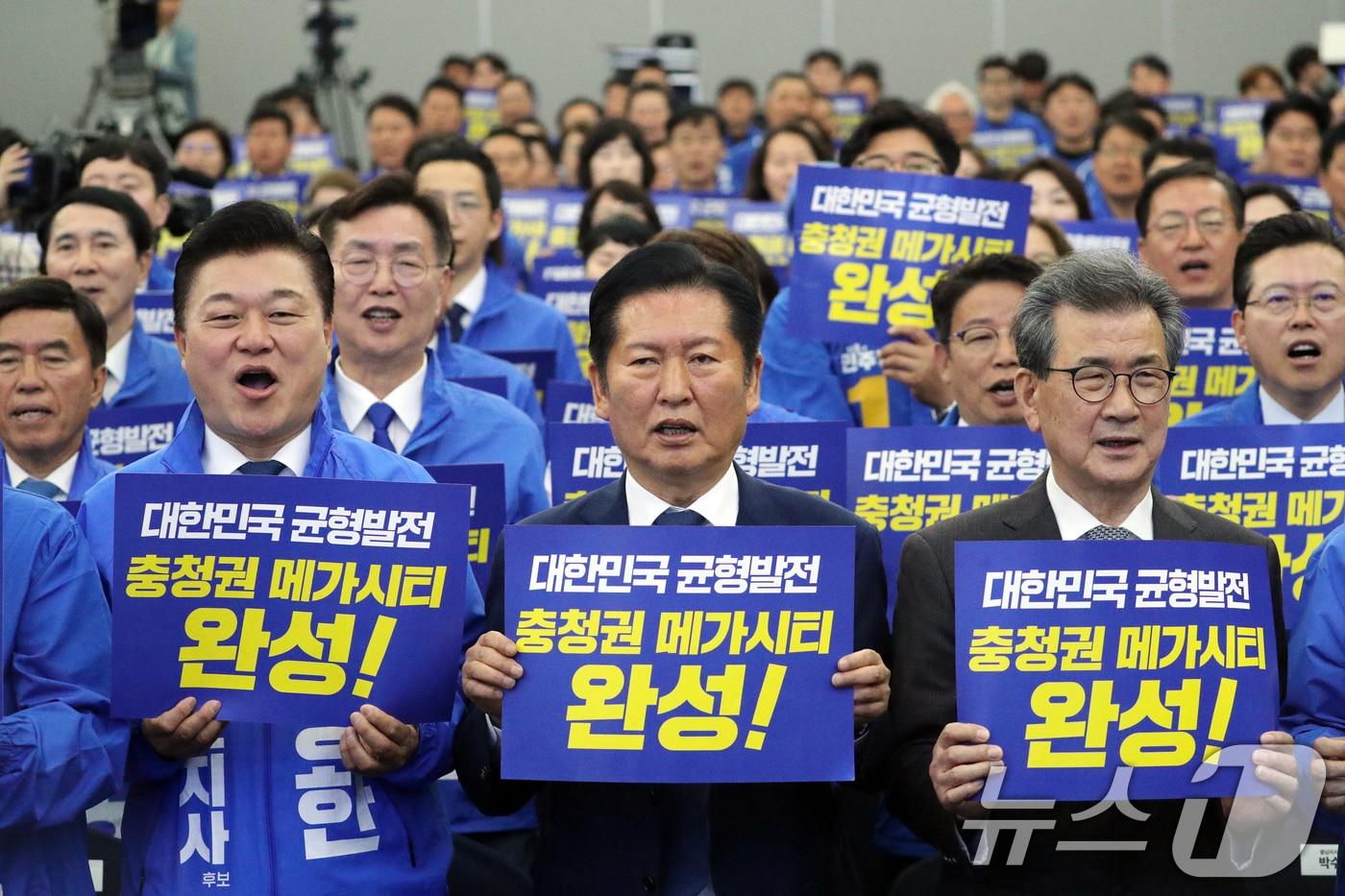 본문 이미지 - 정청래 더불어민주당 대표가 12일 충북 청주시 엔포드호텔에서 열린 9회 전국동시지방선거 대전·세종·충북·충남 공천자대회에서 신용한 충북지사 후보와 이시종 공동 상임선거대책위원장이 구호를 외치고 있다. 2026.5.12 ⓒ 뉴스1 김용빈 기자