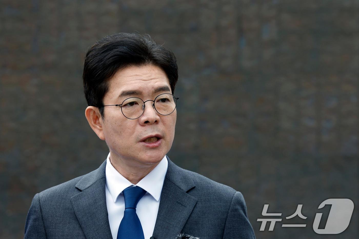 본문 이미지 - 정원오 더불어민주당 서울시장 후보가 12일 오전 서울 동대문구 청량리역 광장에서 "서울 공간 대전환＂ G2 공약 발표 후 취재진의 질문에 답하고 있다. 2026.5.12 ⓒ 뉴스1 박정호 기자