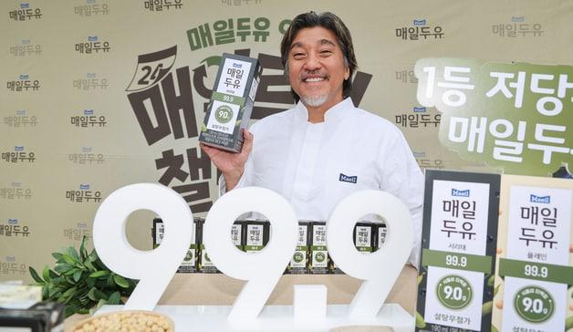 본문 이미지 - 셰프 에드워드 리가 12일 서울 청계광장에서 열린 매일유업 ‘매일두유 99.9 서리태’ 출시 기념 ‘매일루틴챌린지’ 행사에서 포즈를 취하고 있다. 이날 행사는 ‘매일매일 루틴에 설탕 빼기’ 메시지를 전달하고 설탕무첨가 ‘매일두유 99.9’ 라인업과 신제품 ‘매일두유 99.9 서리태’를 알리기 위해 마련됐다. 2026.5.12 ⓒ 뉴스1 이종수 인턴기자