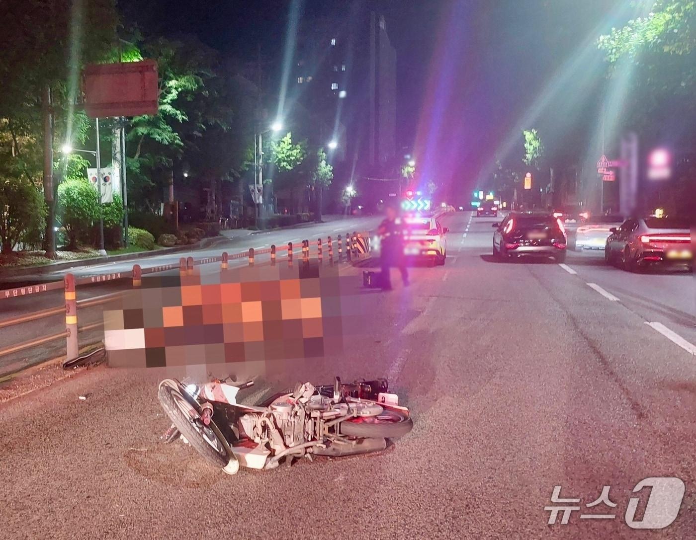 본문 이미지 - 12일 오전 1시 13분쯤 부산 연제구 연산동 연제구청 삼거리 부근에서 오토바이를 운전하던 40대가 도로 중앙 분리대를 들이받는 사고를 냈다. 사진은 사고 현장 모습. (연제경찰서 제공. 재판매 및 DB금지)