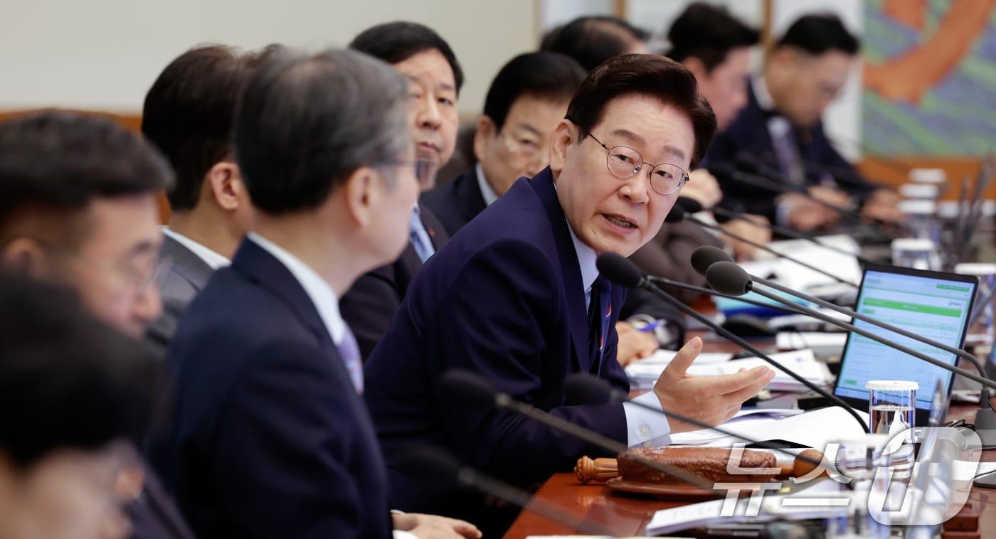 본문 이미지 - 이재명 대통령이 12일 청와대에서 열린 비상경제점검회의 겸 국무회의에서 발언하고 있다. (청와대통신사진기자단) 2026.5.12 ⓒ 뉴스1 허경 기자