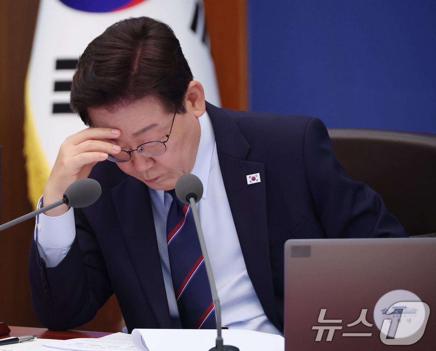 본문 이미지 - 이재명 대통령이 12일 청와대에서 열린 제21회 국무회의 겸 제8차 비상경제점검회의에서 보고를 청취하고 있다. (청와대통신사진기자단) 2026.5.12 ⓒ 뉴스1 이재명 기자