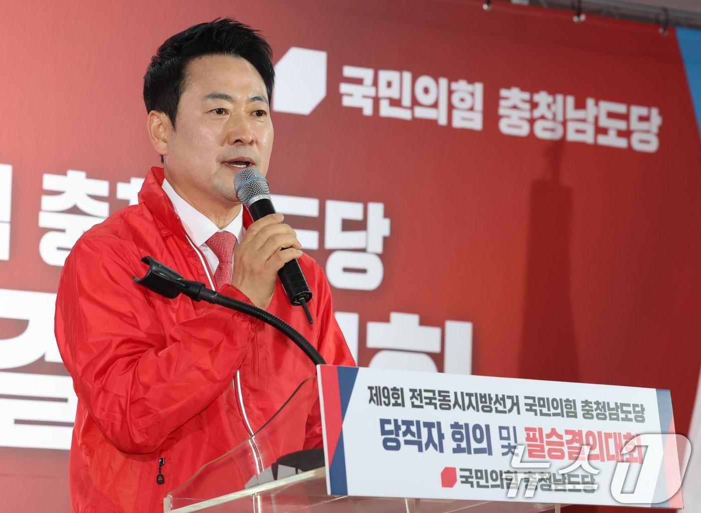 본문 이미지 - 장동혁 국민의힘 대표가 12일 충남 천안 김태흠 충남지사 후보 선거사무소에서 열린 제9회 전국동시지방선거 국민의힘 충남도당 당직자 회의 및 필승결의대회에서 격려사를 하고 있다. 2026.5.12 ⓒ 뉴스1 김기태 기자