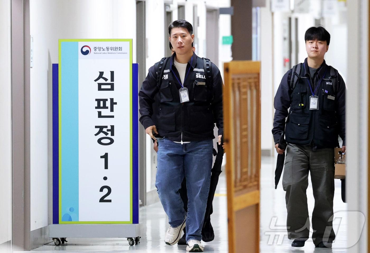 본문 이미지 - 최승호 초기업노동조합 삼성전자 지부 위원장이 12일 세종시 정부세종청사 중앙노동위원회 제1조정회의실에서 열린 사후조정회의에 참석하고 있다. 2026.5.12 ⓒ 뉴스1 김기남 기자