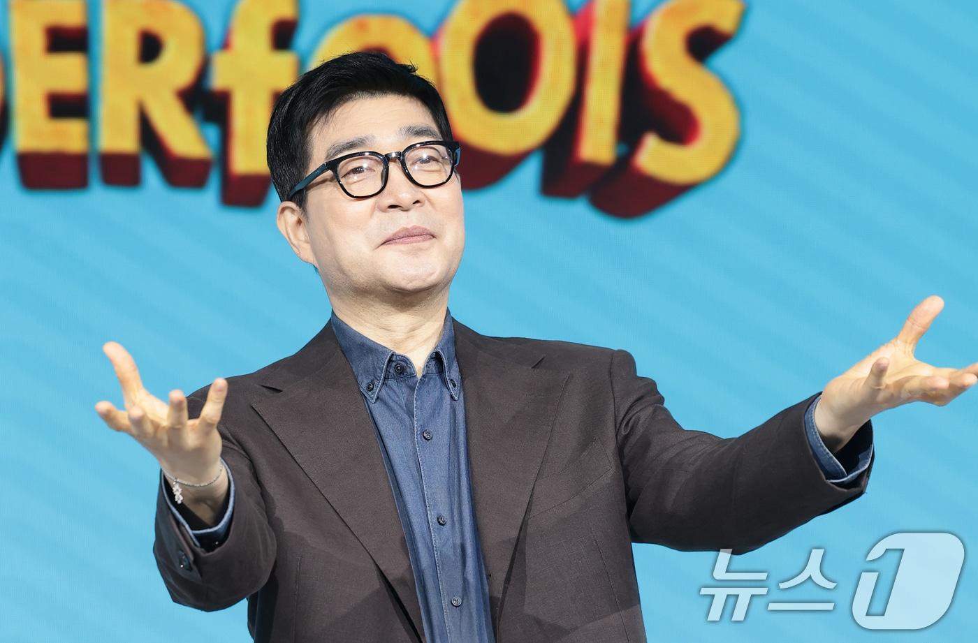 본문 이미지 - 배우 손현주가 12일 서울 종로구 JW메리어트 동대문 스퀘어 서울에서 열린 넷플릭스 시리즈 '원더풀스' 제작발표회에서 포즈를 취하고 있다. '원더풀스'는 1999년 세기말, 우연히 초능력을 가지게 된 동네 모지리들이 평화를 위협하는 빌런에 맞서 세상을 지키기 위해 고군분투하는 초능력 코믹 어드벤처 드라마다. 2026.5.12 ⓒ 뉴스1 권현진 기자