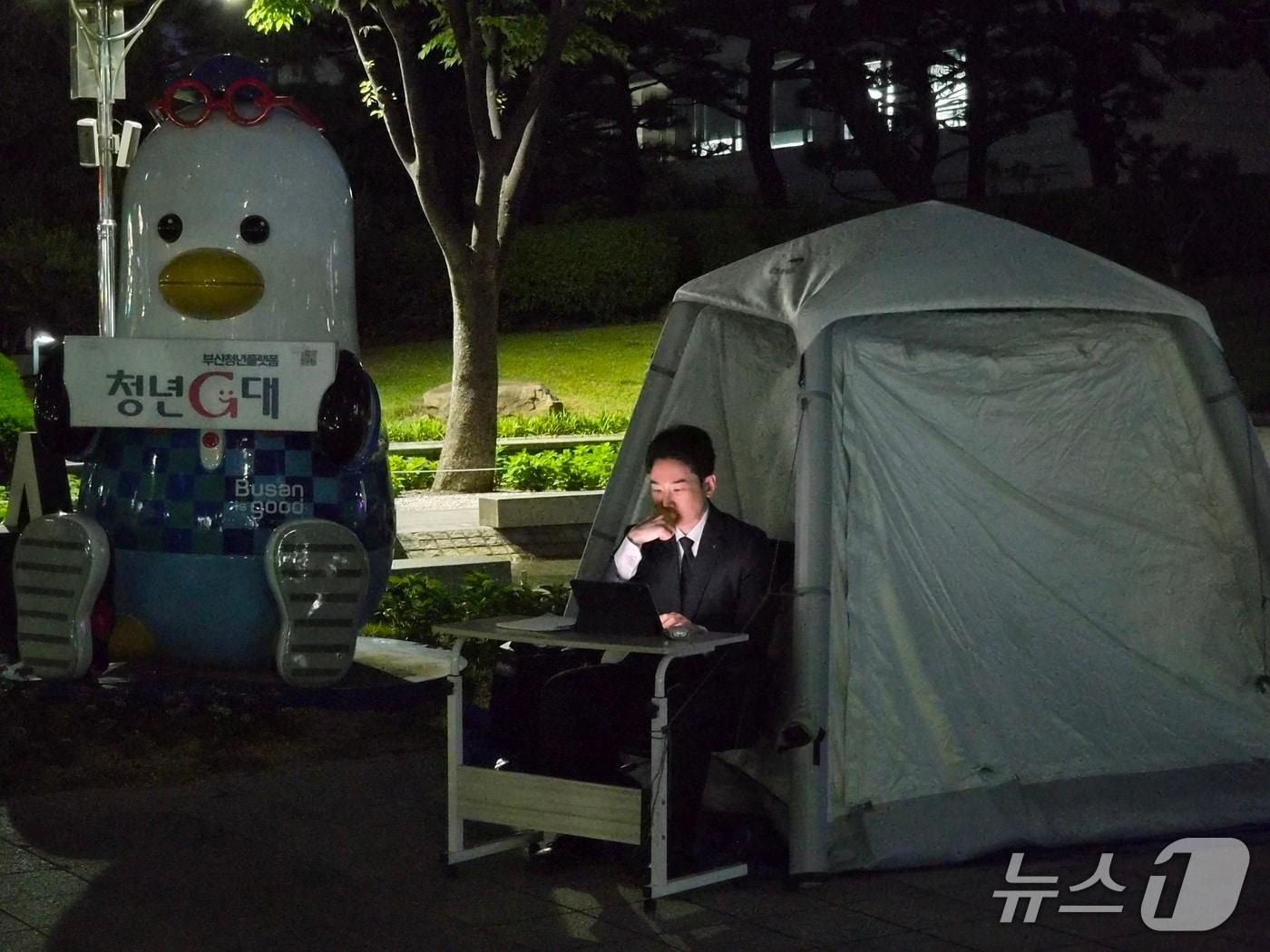 본문 이미지 - 정이한 개혁신당 부산시장 예비후보가 TV 토론회 배제 결정 철회를 촉구하며 부산시청 앞에서 단식을 하고 있다. 2026.5.8/뉴스1 ⓒ News1 임순택 기자
