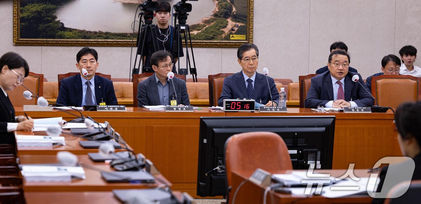 본문 이미지 - 원승연 명지대 경영학부 교수(오른쪽)가 12일 서울 여의도 국회에서 열린 제435회 국회(임시회) 농림축산식품해양수산위원회 제1차 농림축산식품법안심사소위원회에서 농업협동조합법 일부개정법률안에 대한 입법공청회에 참석해 진술하고 있다. 오른쪽부터 원 교수, 이선신 한국법치진흥원 이사장, 장경호 농업제도정책연구원장, 이진산 농협중앙회 미래전략연구소 국장. 2026.5.12 ⓒ 뉴스1 유승관 기자