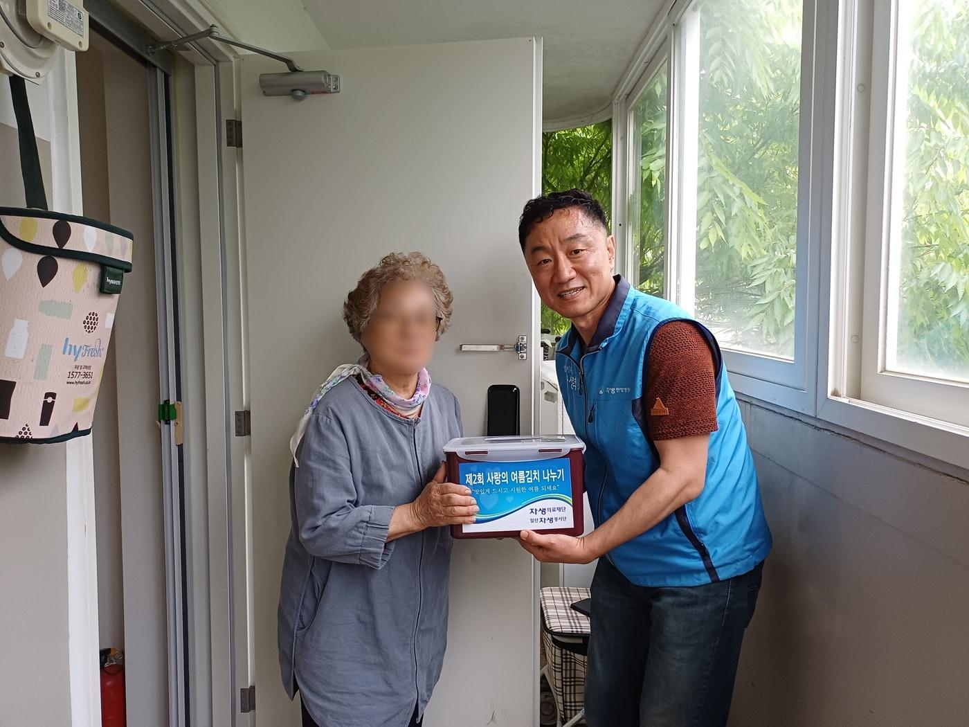 본문 이미지 - 일산자생한방병원 관계자가 물김치를 전달하고 있다.(일산자생한방병원 제공)