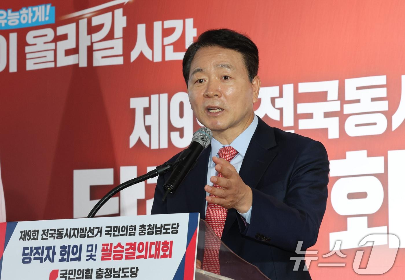 본문 이미지 - 지난 12일 충남 천안 김태흠 충남지사 후보 선거사무소에서 열린 제9회 전국동시지방선거 국민의힘 충남도당 당직자 회의 및 필승결의대회에서 성일종 국회의원이 측사하고 있다. 2026.5.12 ⓒ 뉴스1 김기태 기자