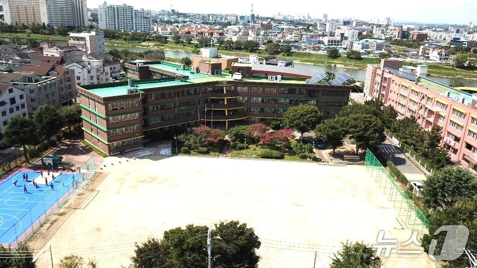 본문 이미지 - 전주덕일중학교 전경.(전주덕일중 홈페이지 갈무리, 재판매 및 DB 금지)/뉴스1