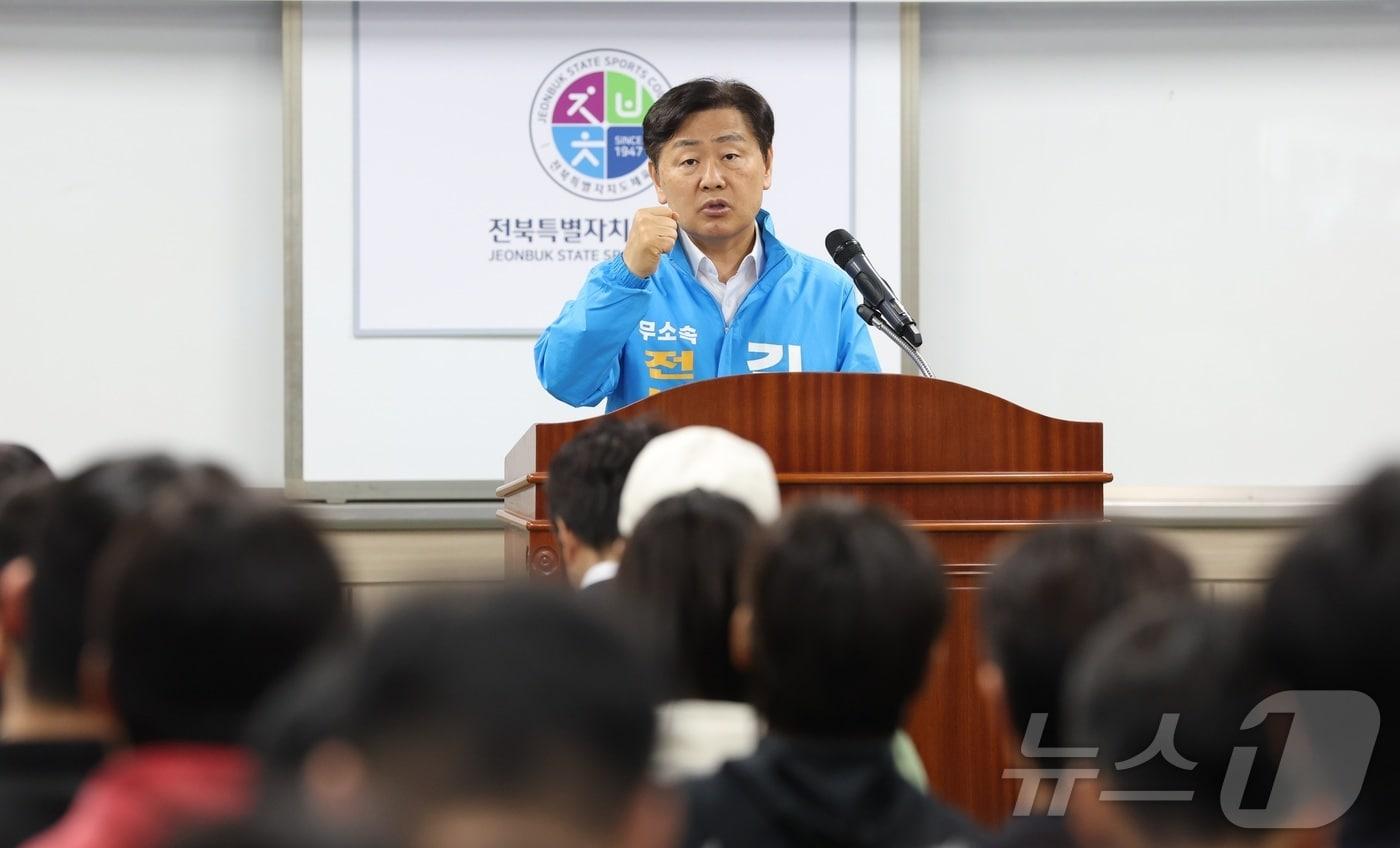 본문 이미지 - 김관영 무소속 전북특별자치도지사 예비후보가 12일 전북 전주시 전북체육회관에서 열린 '전북도지사 예비후보 초청 전북체육 정책 간담회'에 참석해 정책을 발표하고 있다. 2026.5.12 ⓒ 뉴스1 유경석 기자