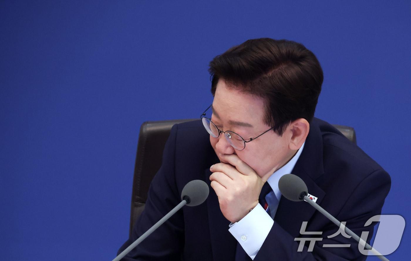 본문 이미지 - 이재명 대통령이 12일 청와대에서 열린 제21회 국무회의 겸 제8차 비상경제점검회의에서 보고를 청취하고 있다. (청와대통신사진기자단) 2026.5.12 ⓒ 뉴스1 이재명 기자
