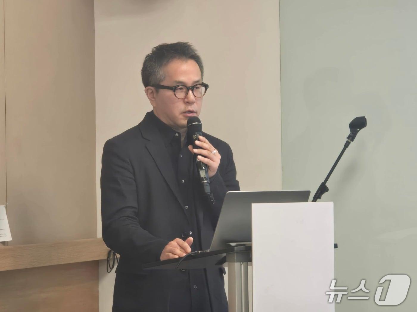 본문 이미지 - 12일 서울 종로구 서머셋 호텔에서 열린 기자간담회에서 하이브 아트페어의 김동현 이사가 행사에 대해 설명하고 있다. ⓒ 뉴스1 김정한 기자