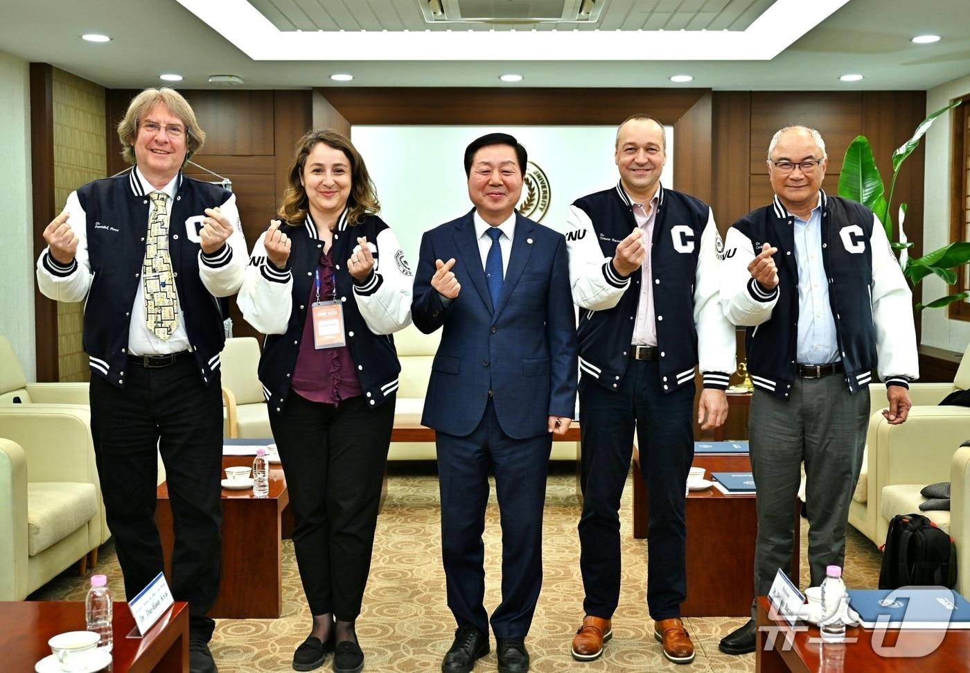 본문 이미지 - 충남대 김정겸 총장은 11일 대학본부에서 위촉식을 열고 체코·미국·중국·폴란드·튀르키예 등 각국을 대표하는 분석과학 거장들에게 위촉장을 전달했다.  (충남대학교 제공.재판매 및 DB금지)/뉴스1