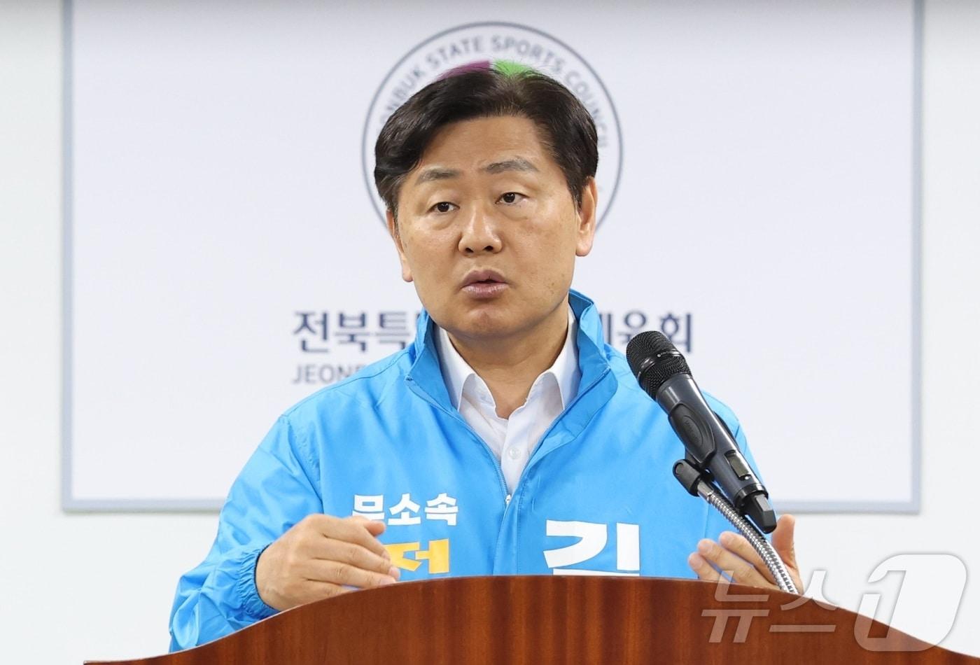 본문 이미지 - 김관영 무소속 전북특별자치도지사 예비후보가 12일 전북 전주시 전북체육회관에서 열린 '전북도지사 예비후보 초청 전북체육 정책 간담회'에 참석해 정책을 발표하고 있다. 2026.5.12 ⓒ 뉴스1 유경석 기자