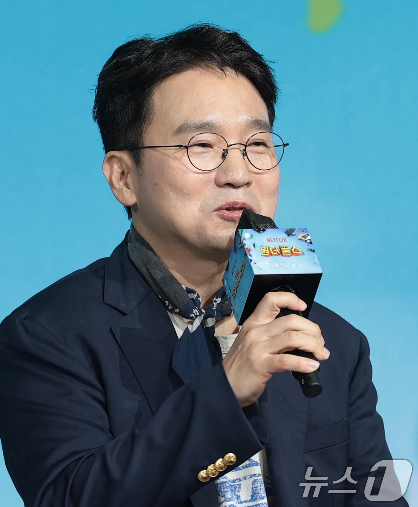 본문 이미지 - 유인식 감독이 12일 서울 종로구 JW메리어트 동대문 스퀘어 서울에서 열린 넷플릭스 시리즈 '원더풀스' 제작발표회에서 인사말을 하고 있다. '원더풀스'는 1999년 세기말, 우연히 초능력을 가지게 된 동네 모지리들이 평화를 위협하는 빌런에 맞서 세상을 지키기 위해 고군분투하는 초능력 코믹 어드벤처 드라마다. 2026.5.12 ⓒ 뉴스1 권현진 기자