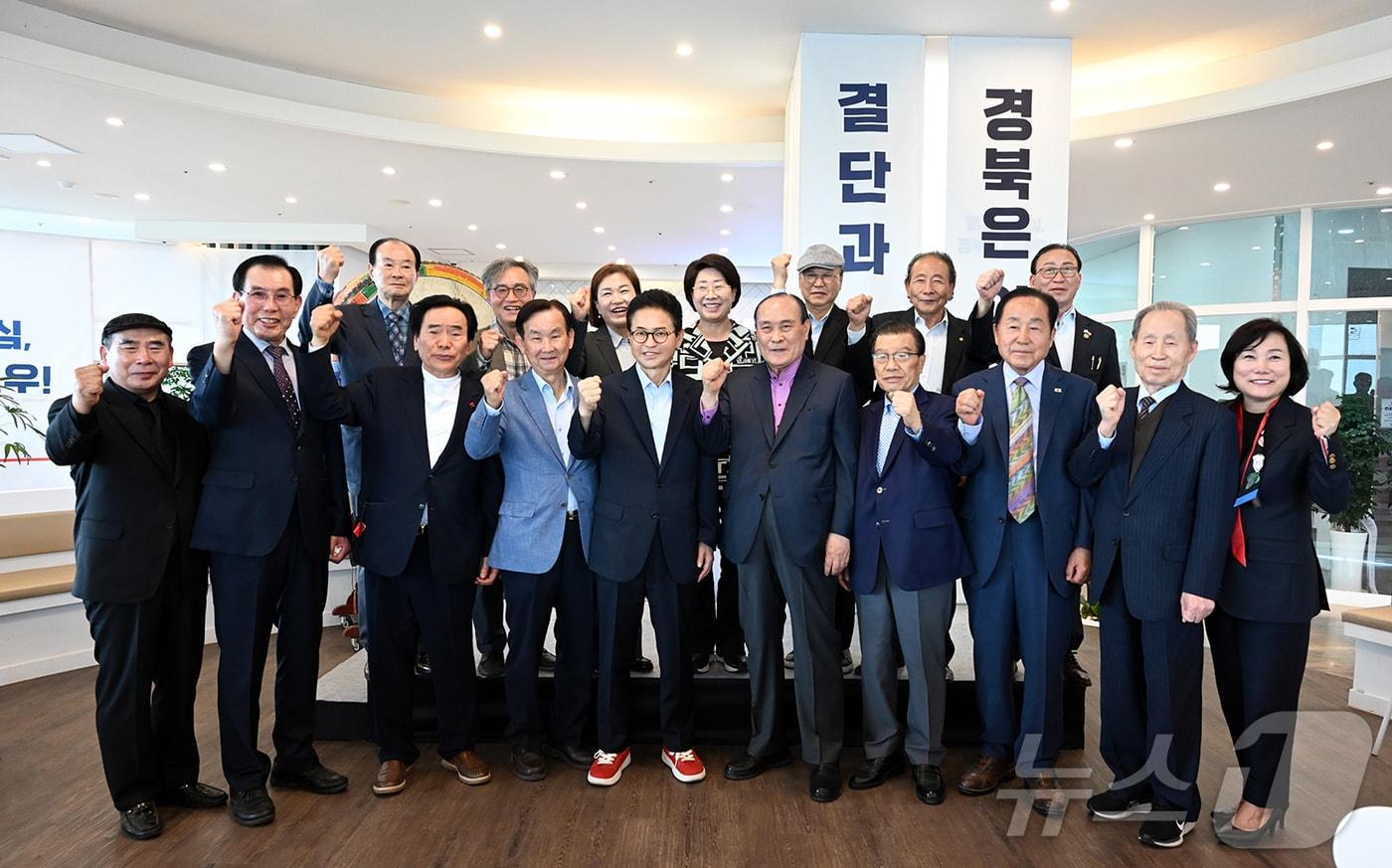 본문 이미지 - 이철우 국민의힘 경북도지사 후보는 12일 대구·경북 출신 전직 장관급 인사 모임인 ‘대경회’와 간담회를 열고 지역 주요 현안 해결 방안을 논의했다. /뉴스1