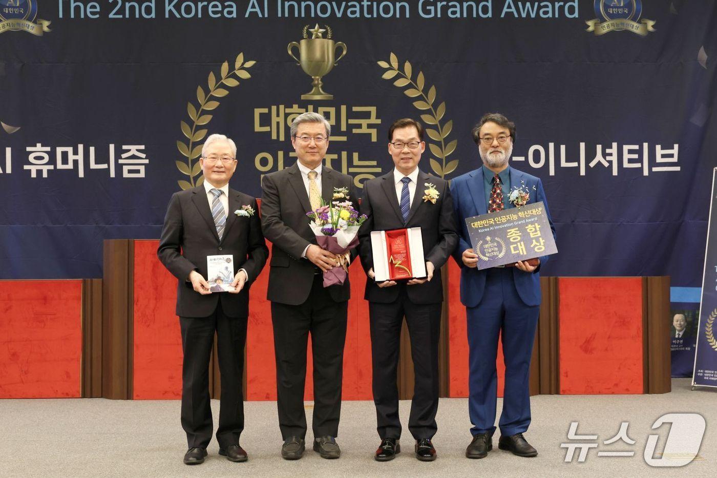 본문 이미지 - 대한민국 인공지능 혁신대상 시상식에서 이정구 국립광주과학관장(오른쪽 두 번째)이 기념촬영하고 있다.(광주과학관 제공, 재판매 및 DB금지)/뉴스1 