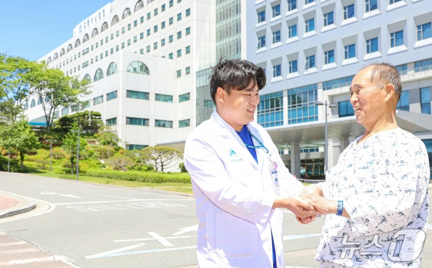 본문 이미지 - 최돈기 씨가 강릉아산병원 김세훈 방사선사(사진 왼쪽)의 손을 잡고 감사 인사를 전하고 있다.(강릉아산병원 제공, 재판매 및 DB 금지) 2026.5.12/뉴스1