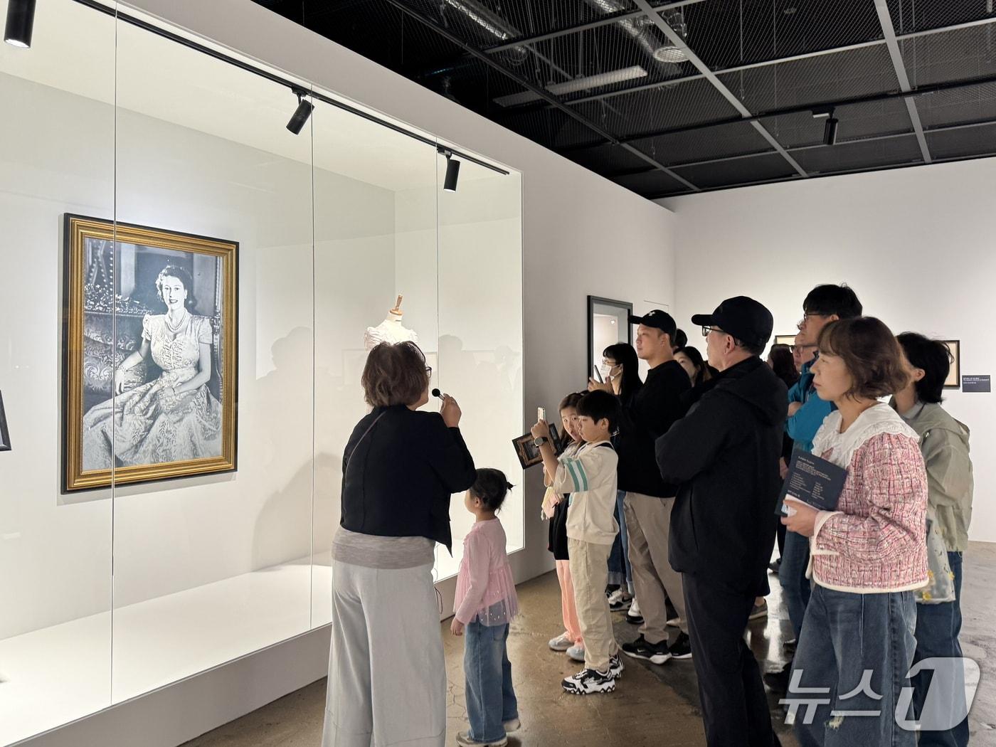 본문 이미지 - 시민들이 울산 장생포문화창고에서 '퀸즈컬렉션'에 전시된 작품을 둘러보고 있다.(울산 남구 제공. 재판매 및 DB금지)/뉴스1