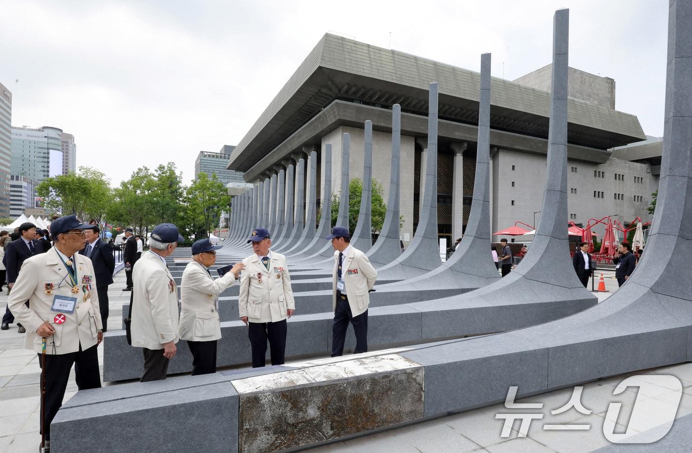 본문 이미지 - 12일 서울 광화문광장에서 열린 '감사의 정원' 준공식 후 6.25 참전용사들이 22개국 6.25참전 국가를 상징하는 조형물을 살펴보고 있다. (공동취재) 2026.5.12 ⓒ 뉴스1 임세영 기자